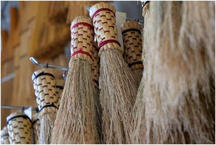 Vastu Tips : Know the right way of Buying and Using a Broom