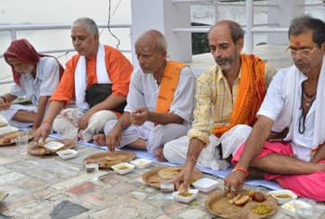 सुख -समृद्ध जीवन की प्राप्ति के लिए अमावस्या के दिन कराएं ब्राह्मण भोज , होती है दुःख व दरिद्रता की समाप्ति