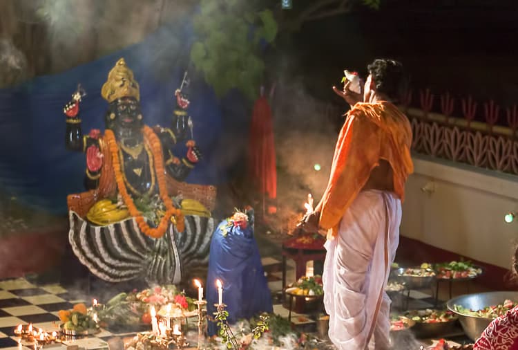 शनि जयंती पर परिवार की सुरक्षा के लिए करें सामूहिक तेल अभिषेक