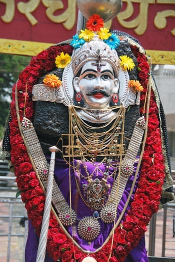 शनि अमावस्या पर कराएं सामूहिक तेलाभिषेक - शनि शिंगणापुर