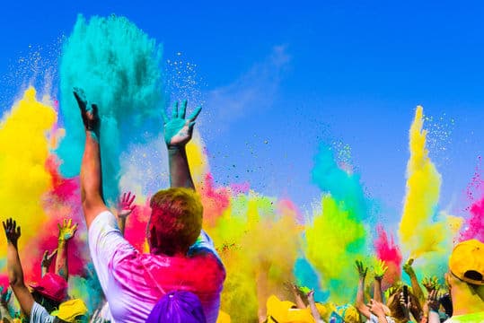Holi 2026: होली पर लगाएं राशिनुसार लगाएं गुलाल, रिश्तों में आएगी मधुरता